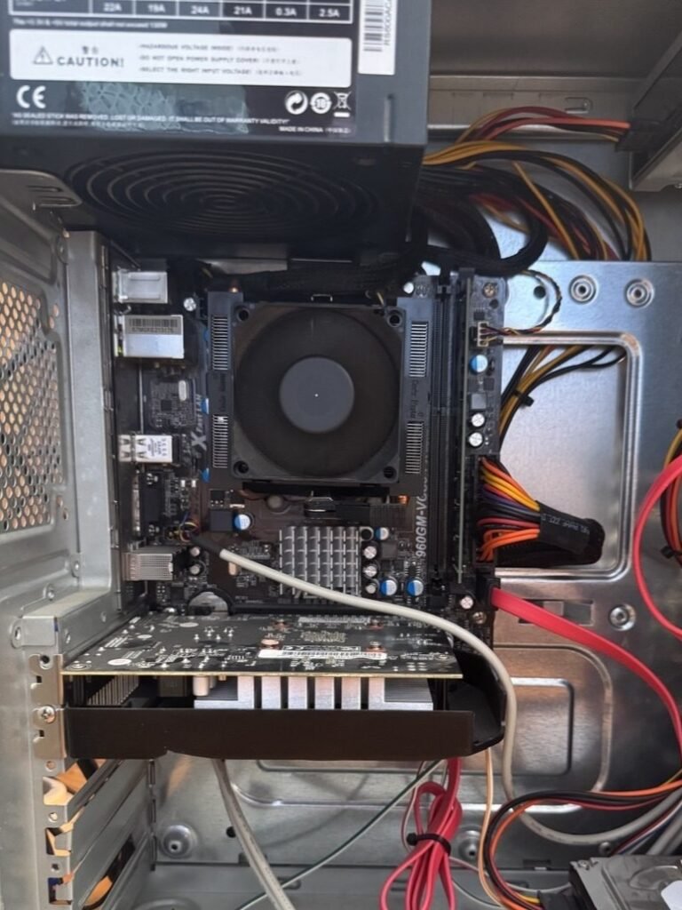 Scheda madre e RAM del homelab da vecchio PC