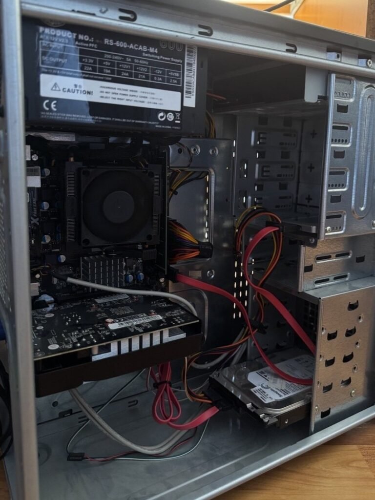 Homelab da vecchio PC: vista interna con alimentatore e HDD
